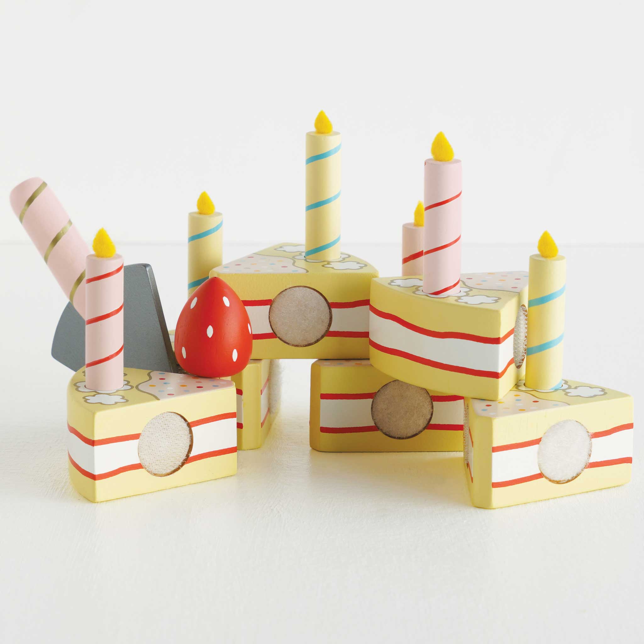 Sliceable Birthday Cake & Candles