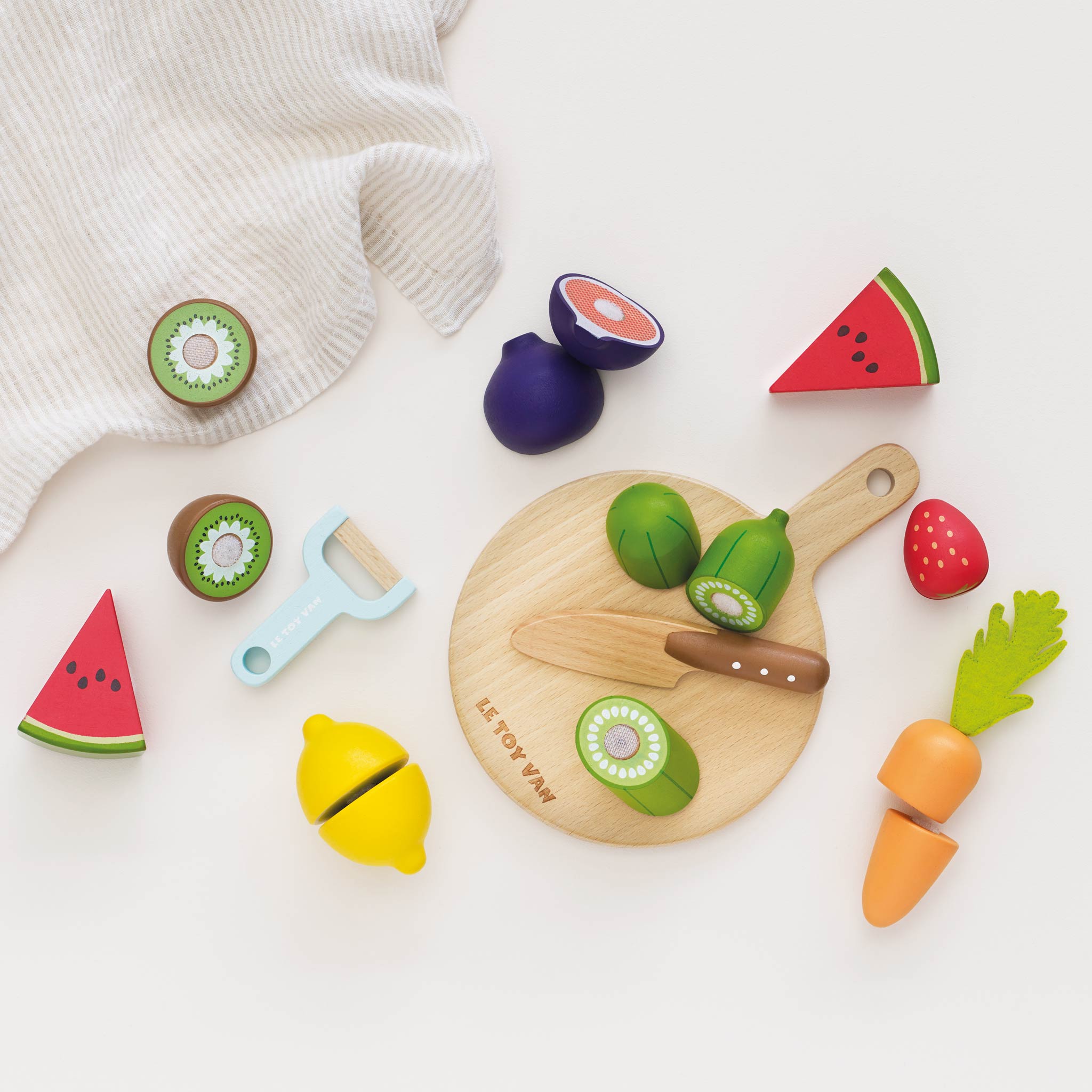 Wooden Chopping Board & Sliceable Play Food